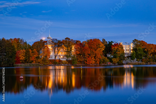 Obraz na płótnie autumn in the city w salonie