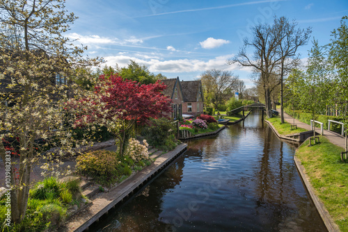 Obraz na płótnie Giethoorn Netherlands, city skyline at canal and traditional house in Giethoorn village w salonie