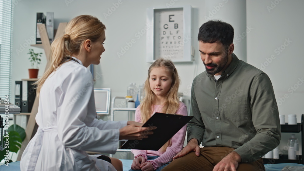 Obraz premium Doctor discussing kid health in clinic room closeup. Happy father talking girl