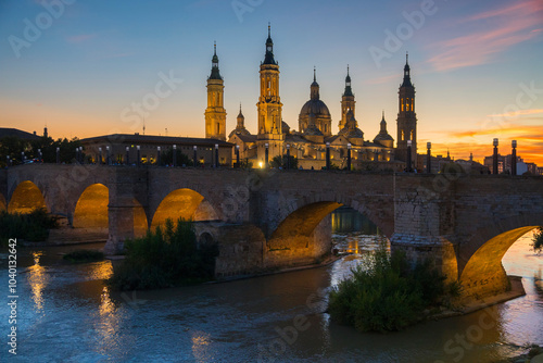 La basílica del Pilar y el puente de piedra de Zaragoza al atardecer