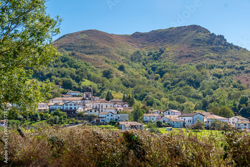 Wallpaper Mural Vue distante du village de Zugarramurdi au Pays Basque espagnol. Zugarramurdi est une municipalité de la Communauté forale de Navarre, dans le nord de l'Espagne Torontodigital.ca