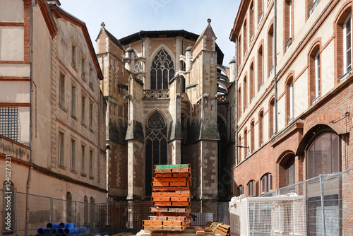 Fototapeta Naklejka Na Ścianę i Meble -  subway construction on a narrow street in a European city Toulouse, France