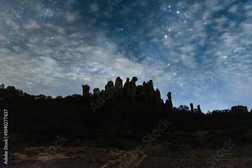 Paisaje sereno de montañas y formaciones rocosas, al anochecer, bajo un cielo lleno de estrellas, en Parque Nacional Sierra de Órganos, México photo