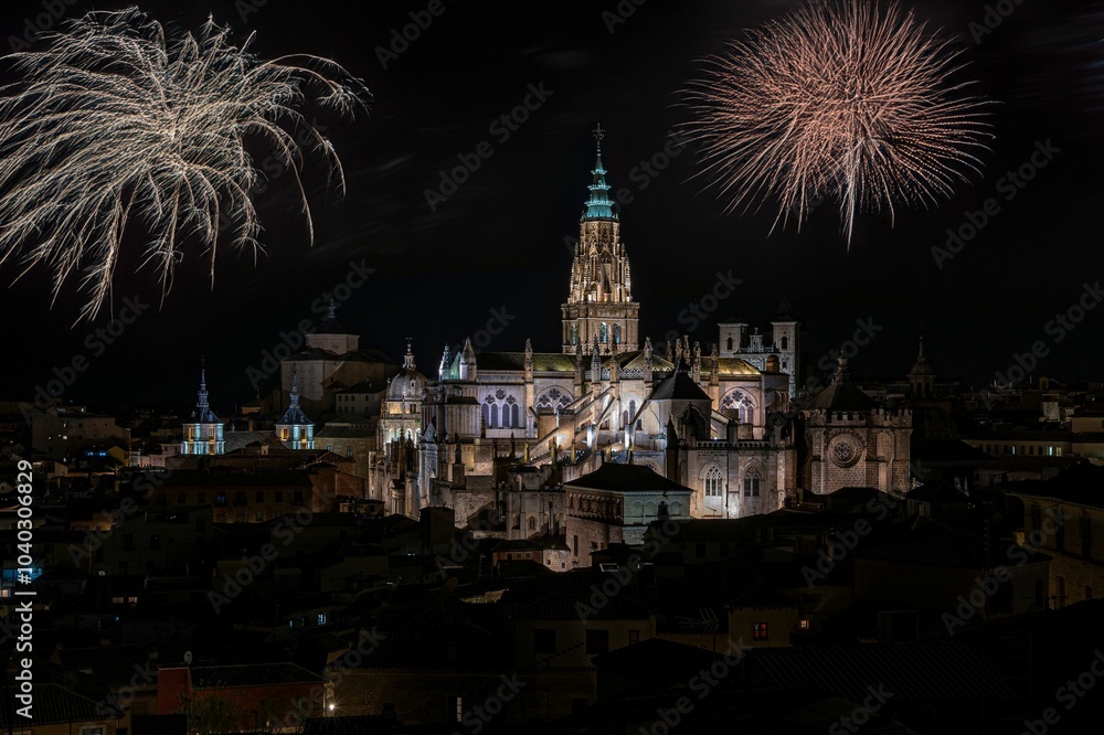 Naklejka premium Scenic view of Toledo Cathedral at night with vibrant fireworks