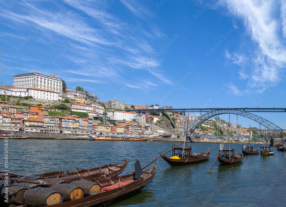 Obraz premium Portugal, Skyline panorama and Rio Douro boats near Porto historic city and Dom Luis Bridge .