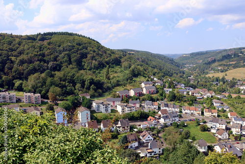 Aussicht auf die Kleinstadt Kirn am Fluss Nahe von der Burgruine Kyrburg im Landkreis Bad Kreuznach im deutschen Bundesland Rheinland-Pfalz. Aussicht vom Premium-Wanderweg Vitaltour 3-Burgen-Weg. photo