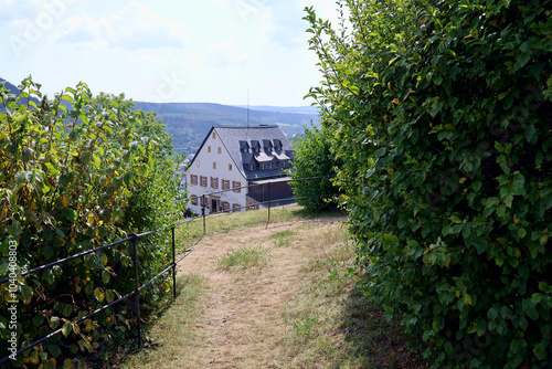 Barockes Garnisonshaus mit Gastronomiebetrieb an der Ruine der Kyrburg in Kirn im Landkreis Bad Kreuznach im deutschen Bundesland Rheinland-Pfalz.  photo