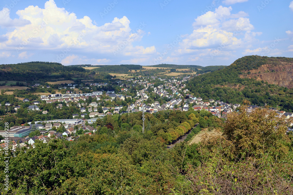 Aussicht auf die Kleinstadt Kirn am Fluss Nahe von der Burgruine Kyrburg im Landkreis Bad Kreuznach im deutschen Bundesland Rheinland-Pfalz. Aussicht vom Premium-Wanderweg Vitaltour 3-Burgen-Weg. Aussicht auf die Kleinstadt Kirn am Fluss Nahe von der Burgruine Kyrburg im Landkreis Bad Kreuznach im deutschen Bundesland Rheinland-Pfalz. Aussicht vom Premium-Wanderweg Vitaltour 3-Burgen-Weg.