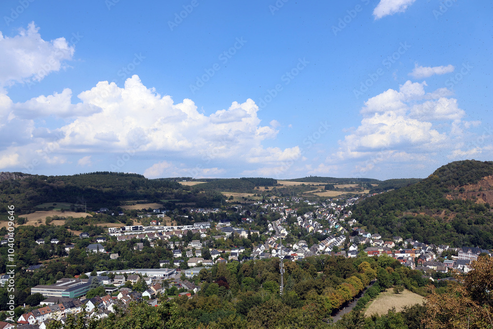 Obraz premium Aussicht auf die Kleinstadt Kirn am Fluss Nahe von der Burgruine Kyrburg im Landkreis Bad Kreuznach im deutschen Bundesland Rheinland-Pfalz. Aussicht vom Premium-Wanderweg Vitaltour 3-Burgen-Weg.