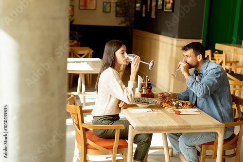 A cozy dinner date between ...