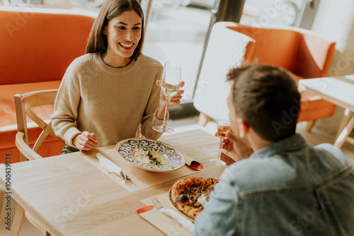 A cozy dinner date between ...