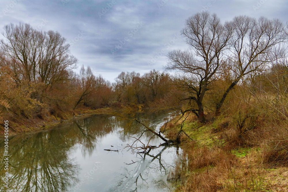 Obraz premium The Bug River in autumn, near Kryłów.