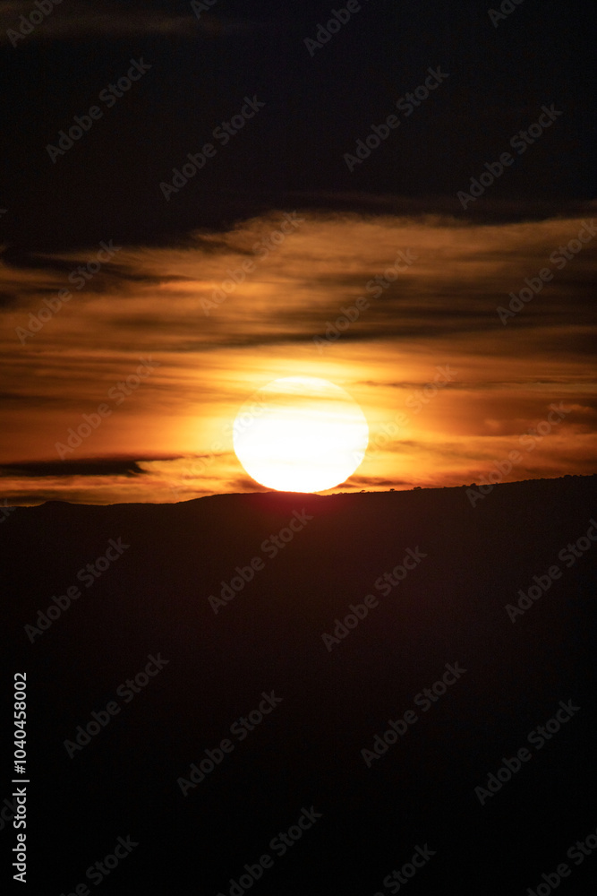 Sol emergiendo de las montañas en un amanecer dorado Sol emergiendo de las montañas en un amanecer dorado