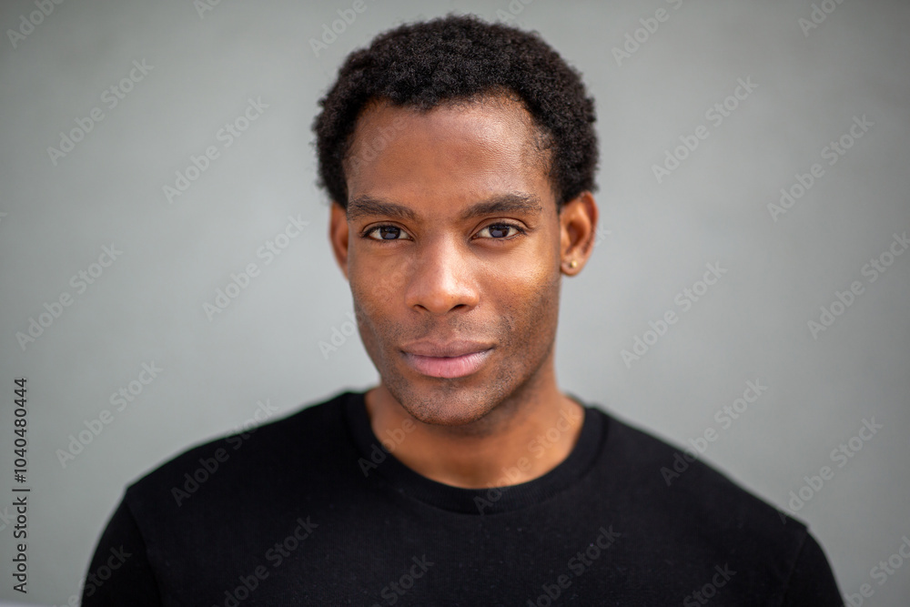 Obraz premium Man looking directly at camera on gray background