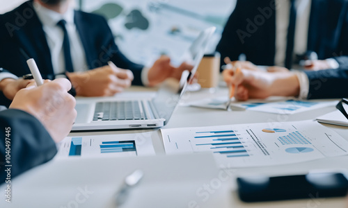 資料にメモをする人の手元