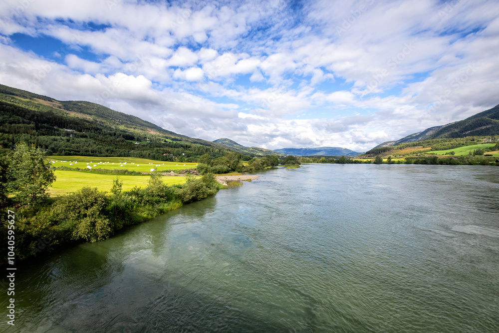 Obraz premium flusslandschaft mit heuballen in norwegen