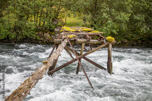 alte kaputte Holzbrücke in Norwegen