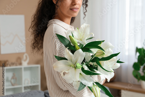 Young woman holding fresh w...