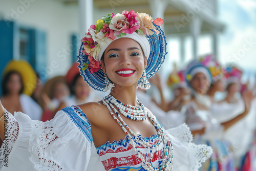 Tradición y fiesta: mujeres panameñas en polleras tradicionales participan con música y baile en las celebraciones patrias por las calles coloniales
