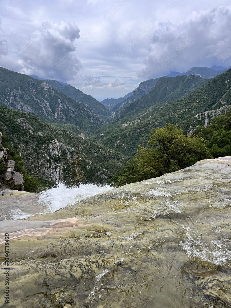 Obraz premium Waterfall in the Mountains