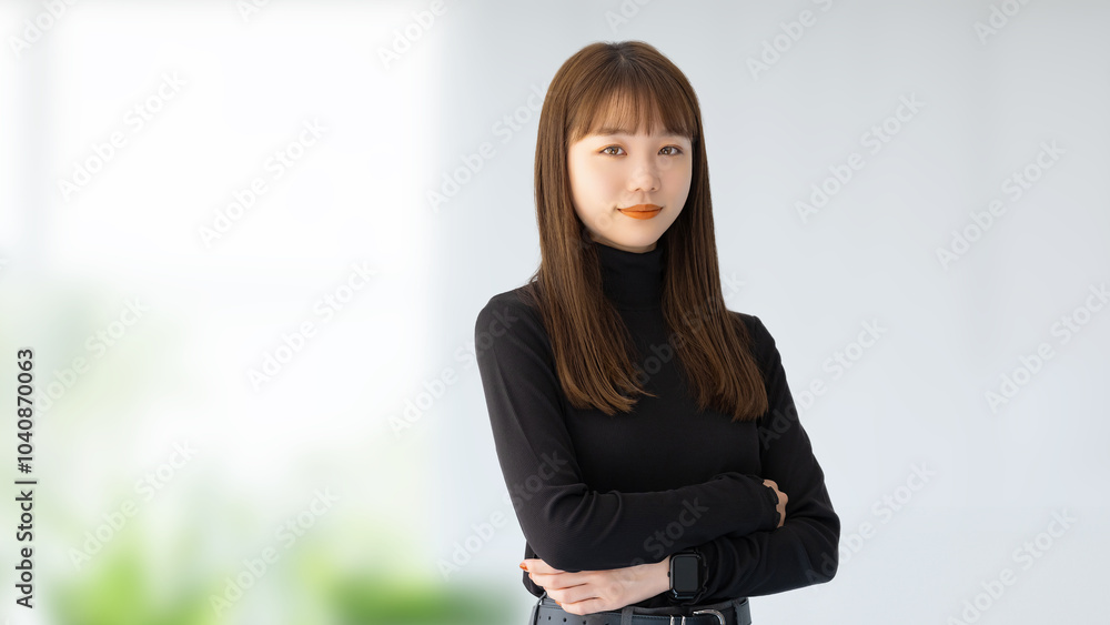 腕を組んで微笑む若い女性・ビジネスウーマン 腕を組んで微笑む若い女性・ビジネスウーマン