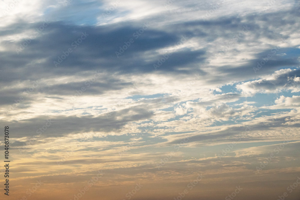 Obraz premium 석양의 하늘과 금빛으로 물들어가는 구름.