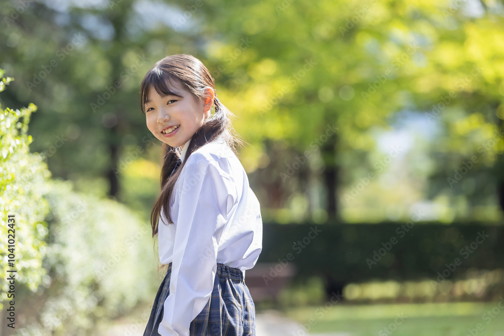 振り返って微笑む女子学生 振り返って微笑む女子学生