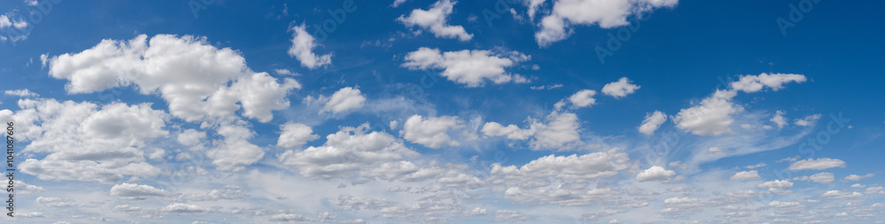 Panoramafoto von vielen Cumulus- oder Haufenwolken in klarer Luft mit blauem Himmel ohne Sonne und ohne Horizont als Schablone für Himmelshintergründe Panoramafoto von vielen Cumulus- oder Haufenwolken in klarer Luft mit blauem Himmel ohne Sonne und ohne Horizont als Schablone für Himmelshintergründe