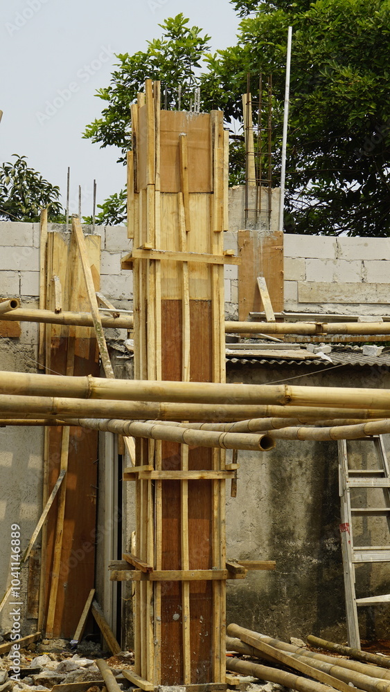 The pillars of a building that are still wrapped in plywood and wood as a mold for the pillars of the building
The pillars of a building that are still wrapped in plywood and wood as a mold for the pillars of the building