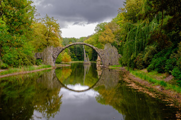 Papier peint photo Le Rakotzbrücke Rakotzbrücke arche pittoresque de Kromlau  © keto1972