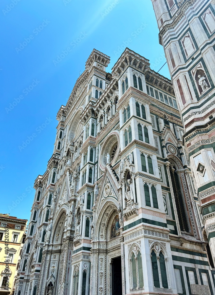 Obraz premium Unrivaled architectural beauty and masterpieces of iconography on the main facade of the Cathedral of Santa Maria del Fiore in Piazza Duomo in Florence.