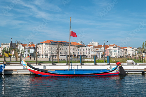 Moliceiro atracado nas águas da ria de Aveiro num dia ensolarado de verão em Portugal