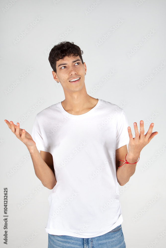 Retrato de joven con camiseta blanca, brazos en alto y expresión de sorpresa. Black Friday, oferta online, publicidad horizontal. Retrato de joven con camiseta blanca, brazos en alto y expresión de sorpresa. Black Friday, oferta online, publicidad horizontal.