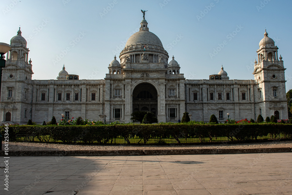 Obraz premium Iconic Victoria Memorial in Kolkata on a Clear Day