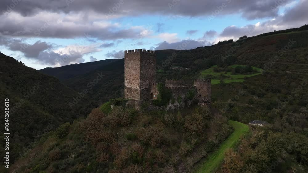 Castillo fortificacion medieval de Doiras en Galicia Castillo fortificacion medieval de Doiras en Galicia