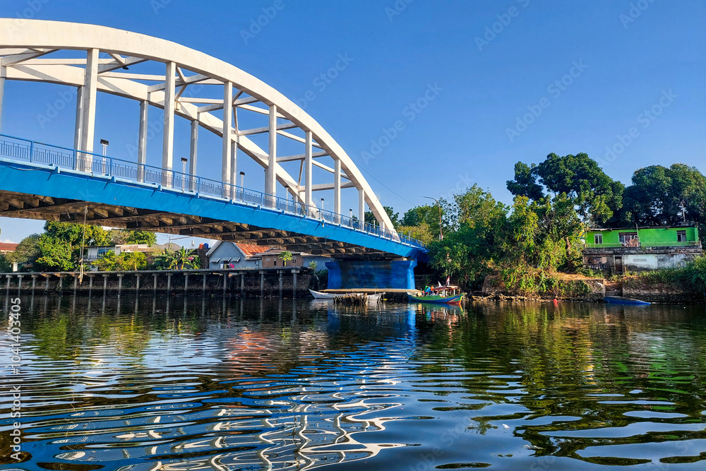 Obraz premium Big bridge over a flowing river