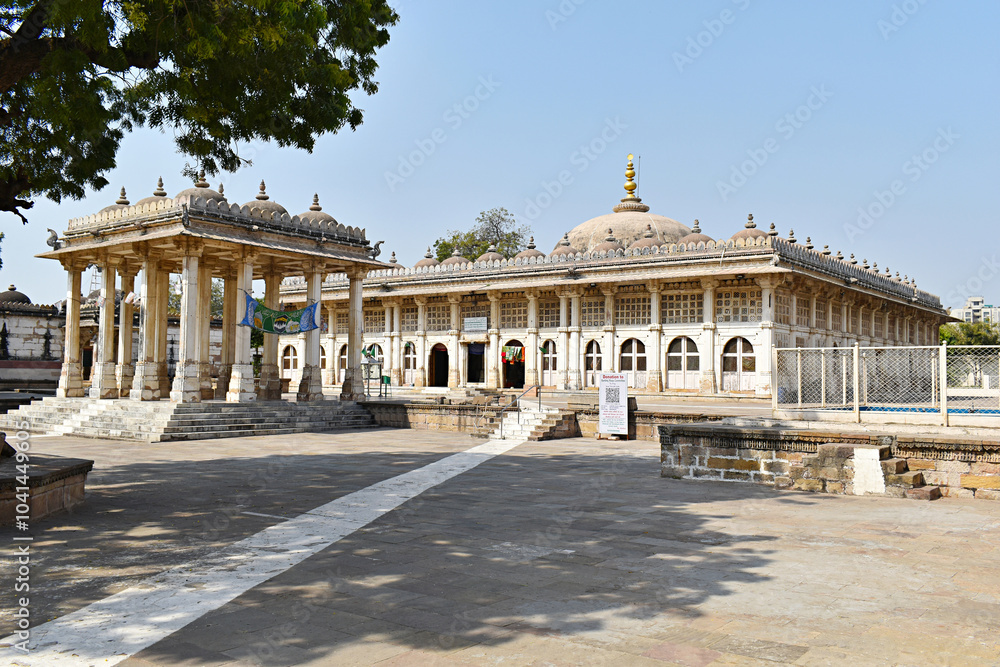 Fototapeta premium Sarkhej Roza, the Shrine of Shaikh Ahmad Ganj Baksh Khattu, is one of the most significant architectural complexes in Ahmedabad, Gujarat, India. It represents the early Islamic culture of the region.