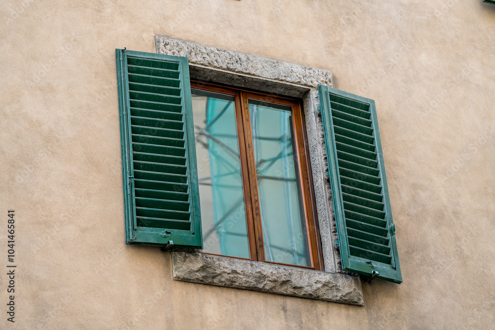 Obraz premium Italian style windows with green wooden shutters