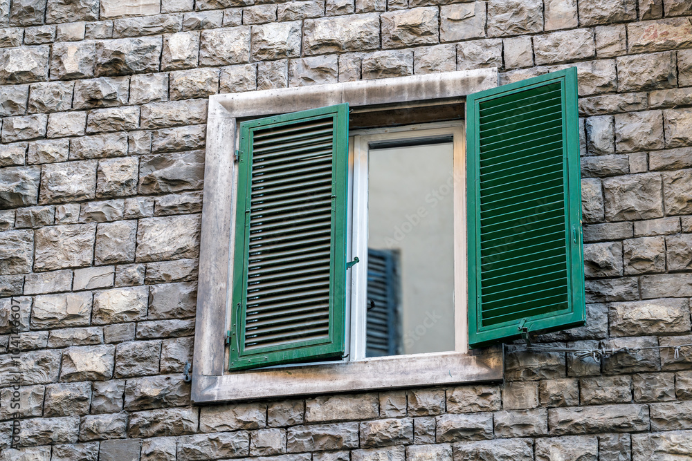 Obraz premium Italian style windows with green wooden shutters