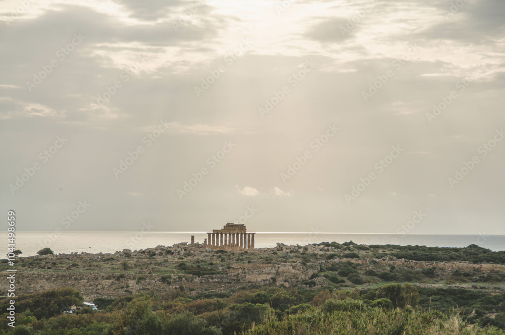 Obraz premium landscape with ancient greek temple in Selinute in Sicily