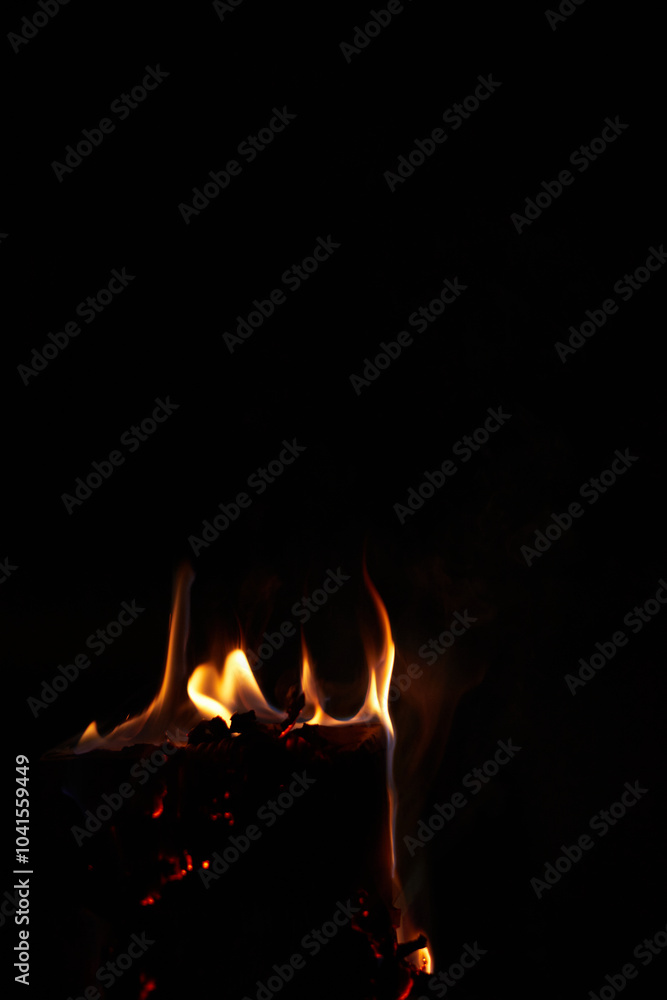 夜の暗闇で燃える炎の形 夜の暗闇で燃える炎の形