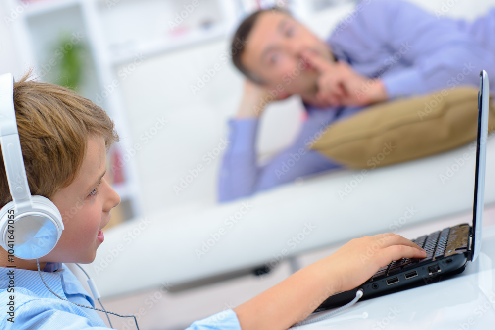 Obraz premium young boy using the laptop