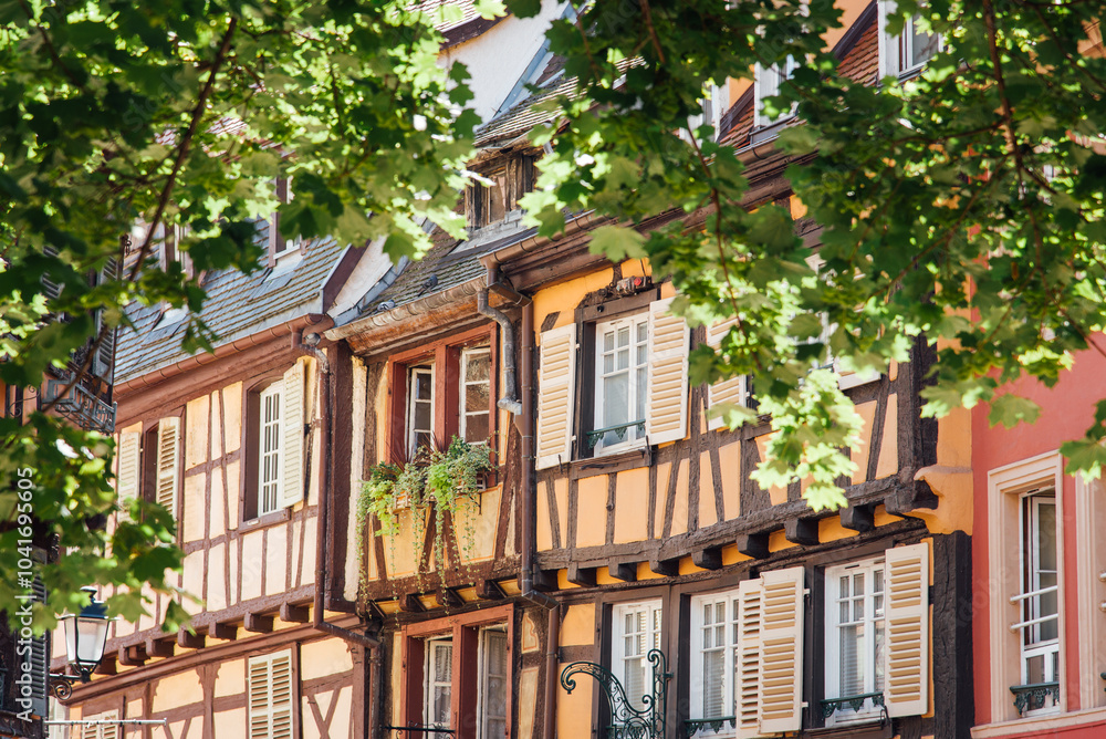 Fototapeta premium Ville de Colmar. Village d'Alsace. Maisons traditionnelles alsaciennes. Maison à colombage et encorbellement. Maisons médiévales de couleur en bois.