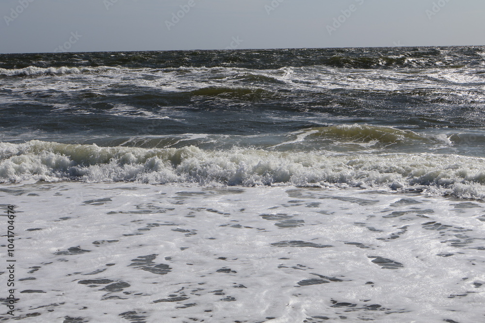 Fototapeta premium Close-Up of Ocean Waves Crashing on the Shoreline