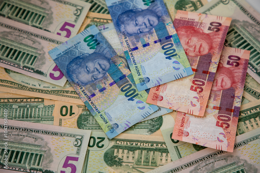 Obraz premium Selective focus on different denominations of US Dollar notes and South African Rand notes. Concept for exchange rate. 