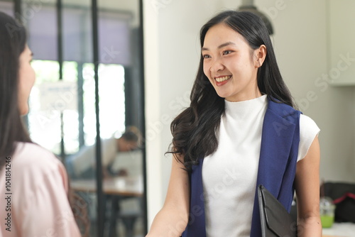 Fotografie Asian woman succeeds at office