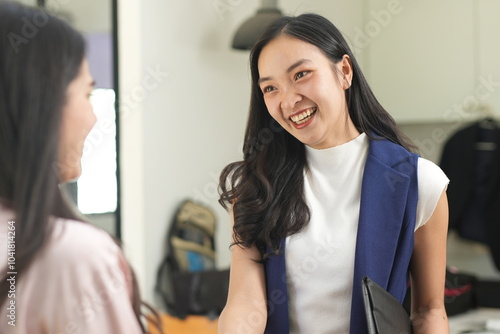 Canvastavla Asian woman succeeds at office
