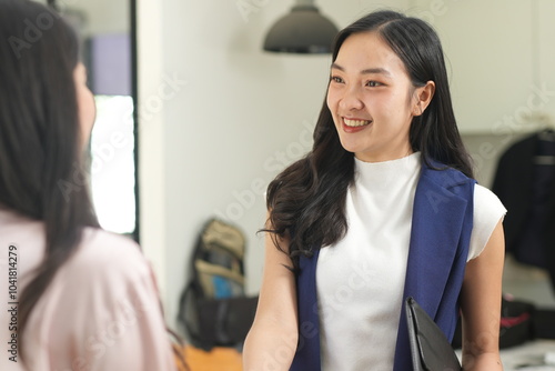 Obraz na płótnie Asian woman succeeds at office