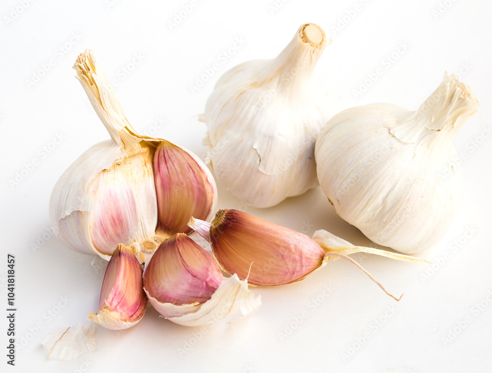 Obraz premium Garlic heads and cloves on white background