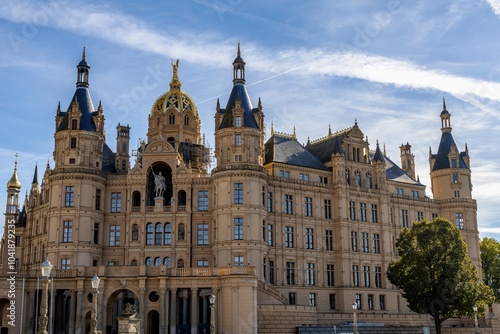Obraz na płótnie Picturesquely located on an island in Lake Schwerin, Schwerin Castle with its numerous towers is a fairytale castle that you couldn't imagine being more beautiful w salonie